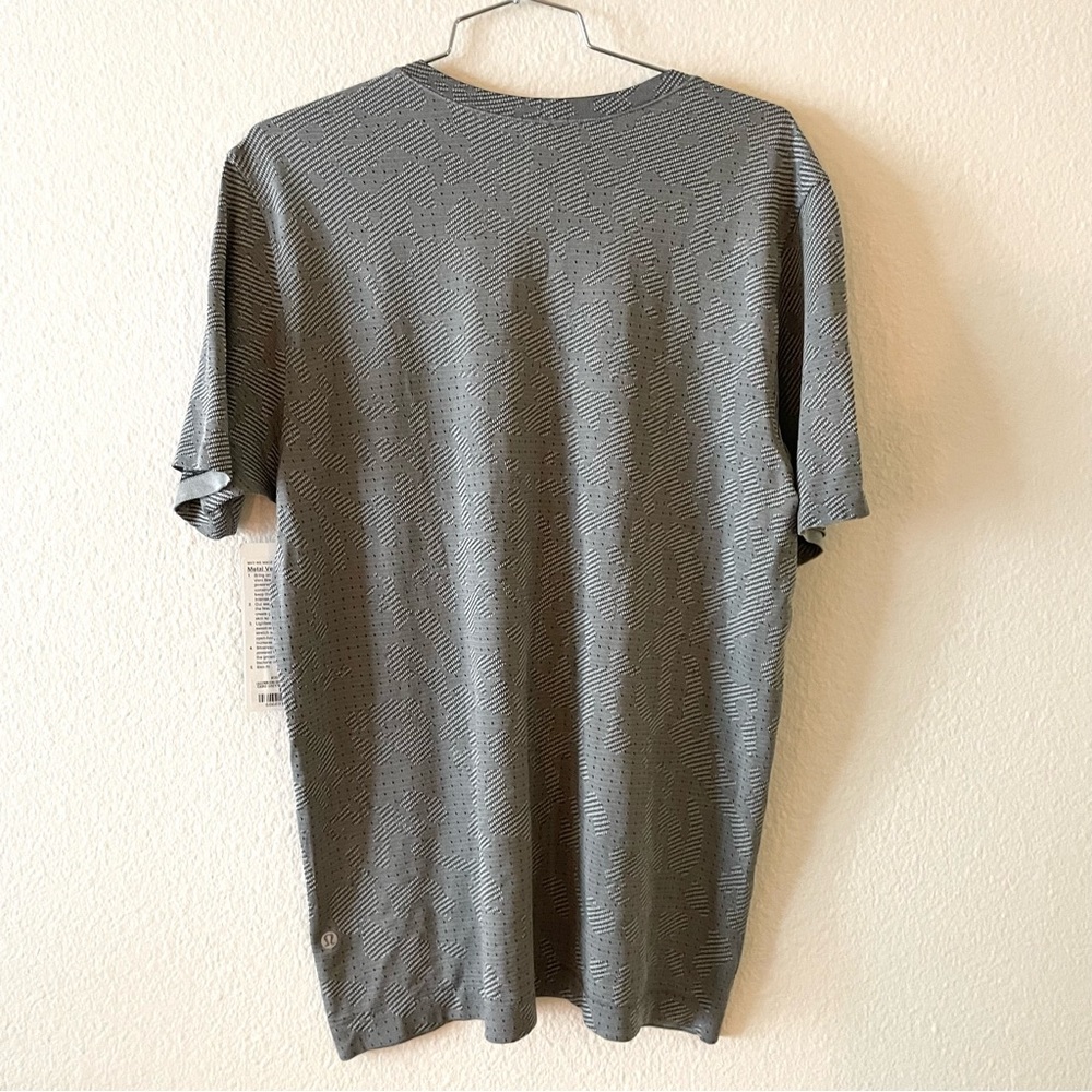 Men’s Lululemon, Limited Print, Graphite Grey, Metal Vent Breathe Tee, MSRP $88 - Picture 4 of 7